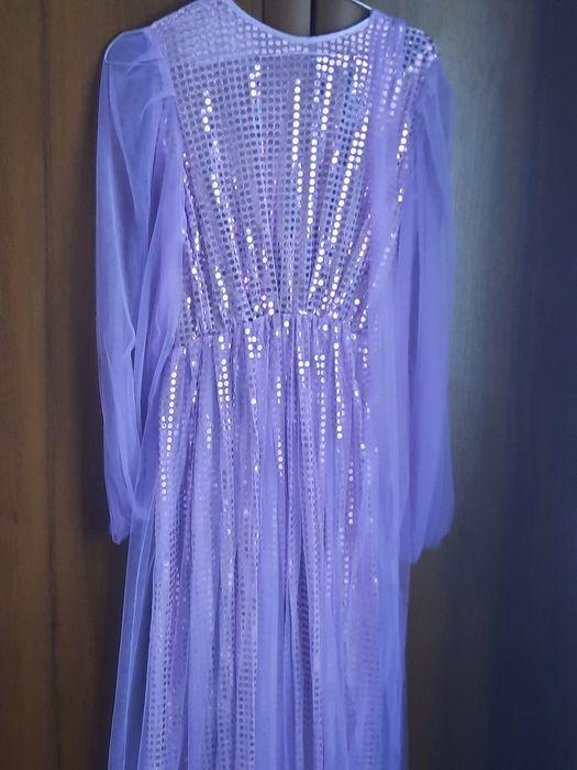 Продаеться женское платье новогоднее