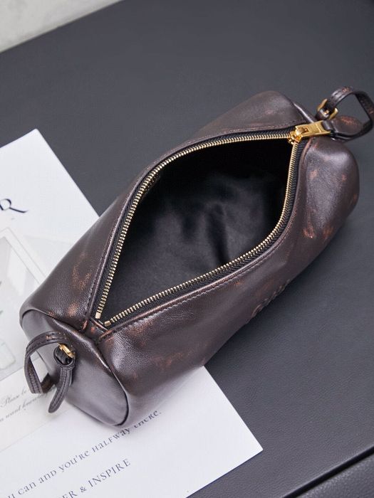 Чанта на марката миу миу