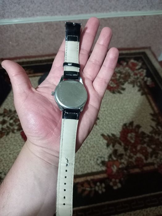 Соат сотилади. Тиник