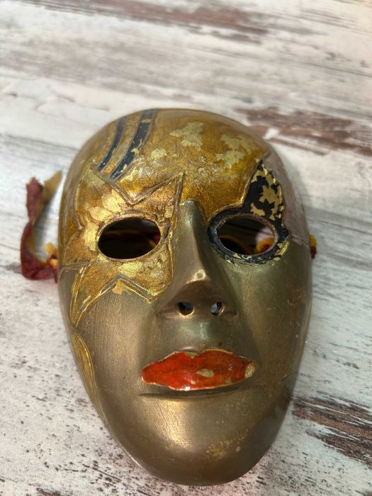 Стара маска от бронз