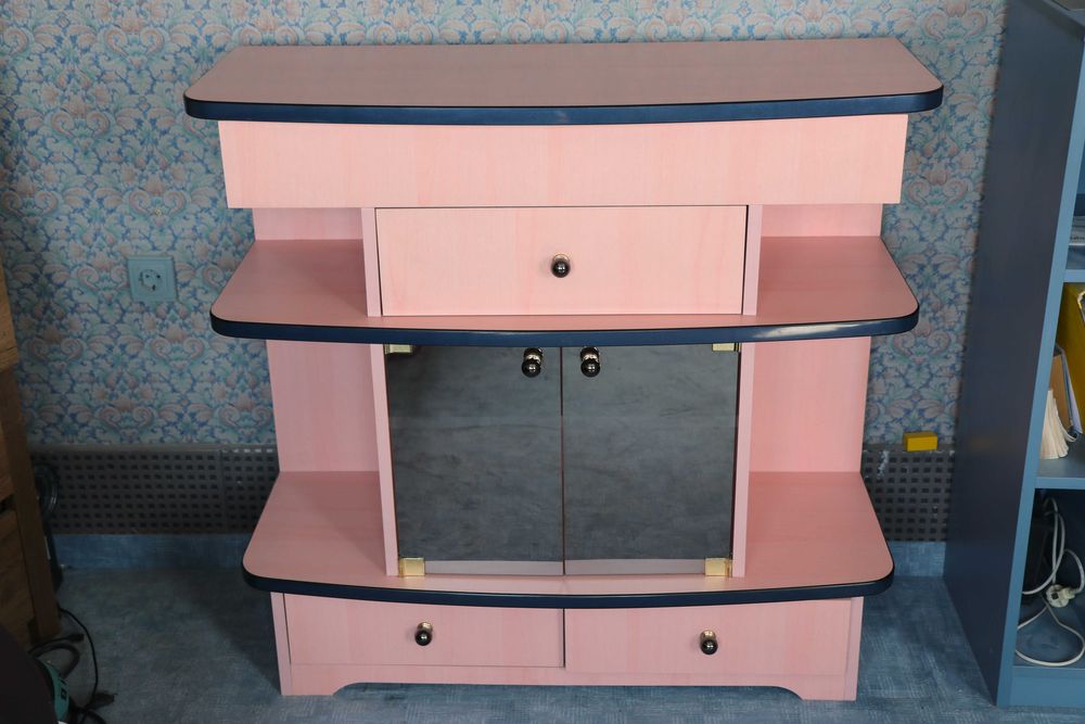 дизайнерски РОЗОВ шкаф. Здрав и масивен. Много запазен.