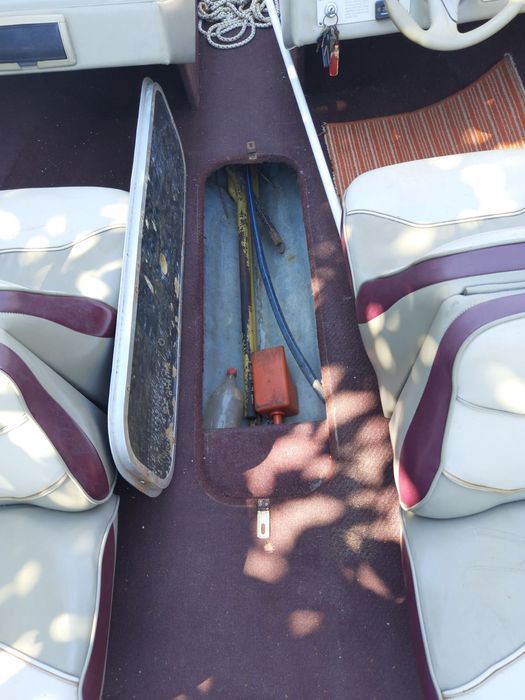 Моторна яхта Maxum