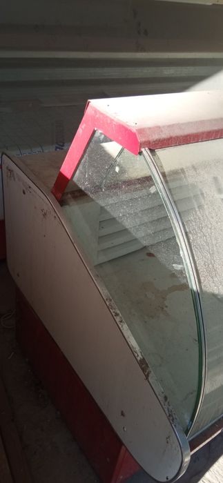 Продаю холодильник витринный