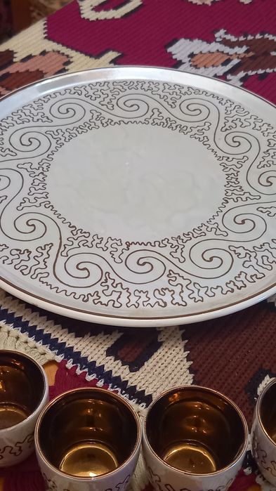 Vand set portelan sticla cu dop+ 5 pahare+platou mare rotund pt tuica/ tarie nefolosite,f frumoase