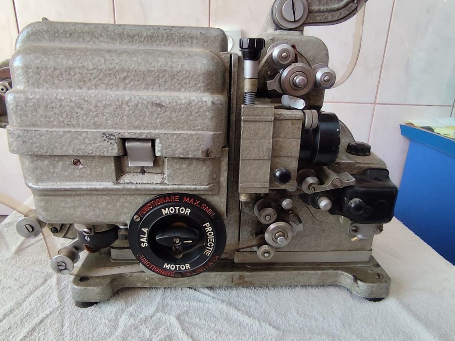 Vând aparat de proiectie vintage cu peliculă de 16 mm