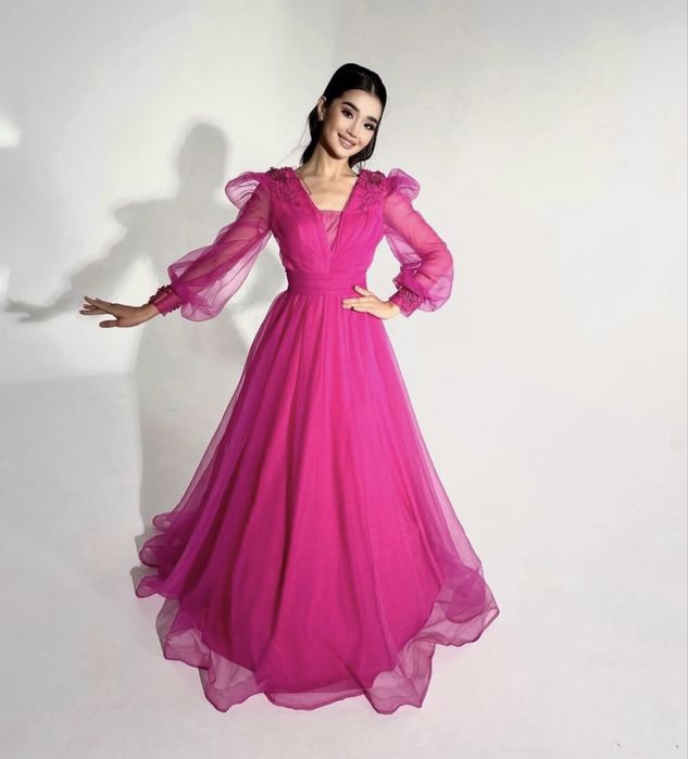 Продаются платья.