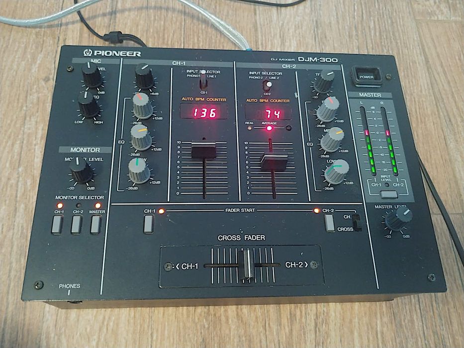 Pioneer DJM 300 Allen Heath Denon Yamaha Formula Sound Numark Ecler