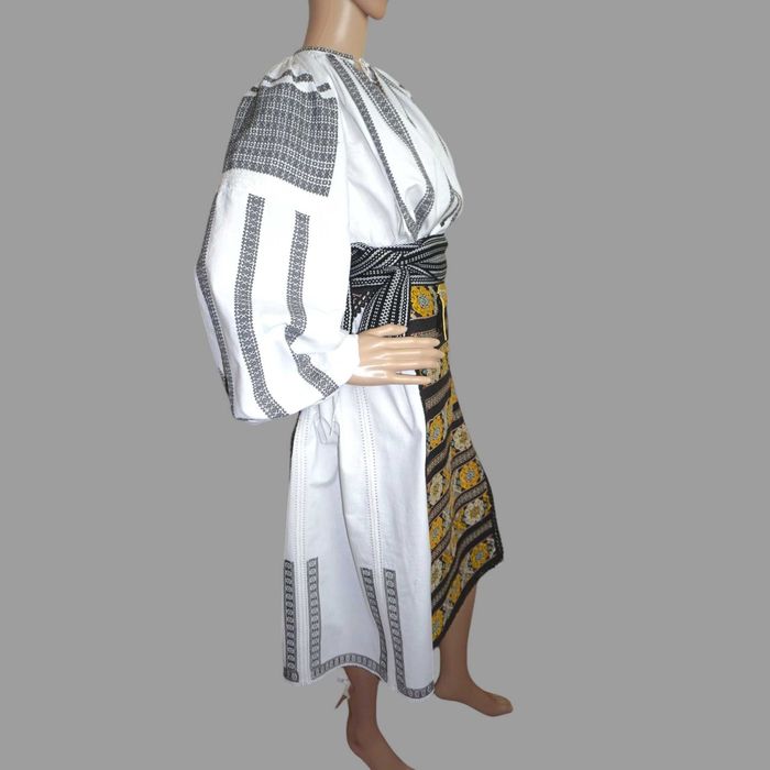 Costum popular vechi , autentic , lucrat manual masura L-XL