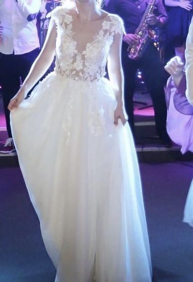 Vând rochie de mireasa frumoasa despicata pe picior