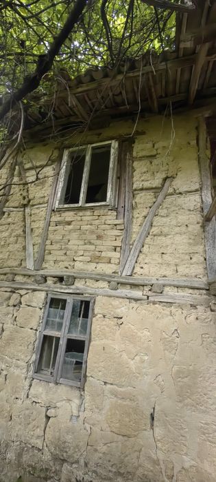 Къща с голям двор 3200 кв.м и река с. Новосел, обл. Шумен