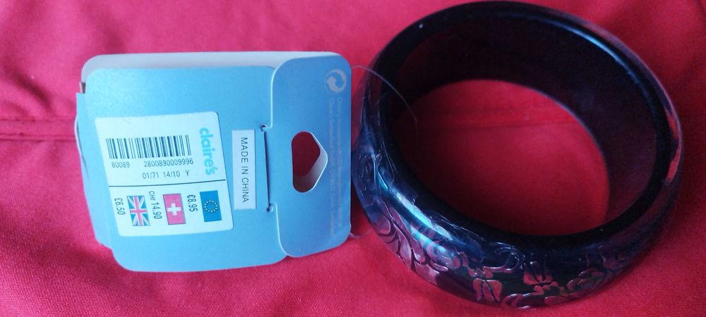 Bratara ca o opera de arta: neagra cu trandafiri de la: Claire'S! Noua