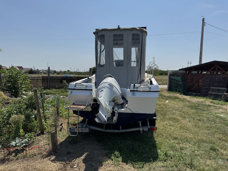 Barca cabinata cu prelata