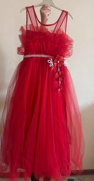 Нарядные платья  белое и красное