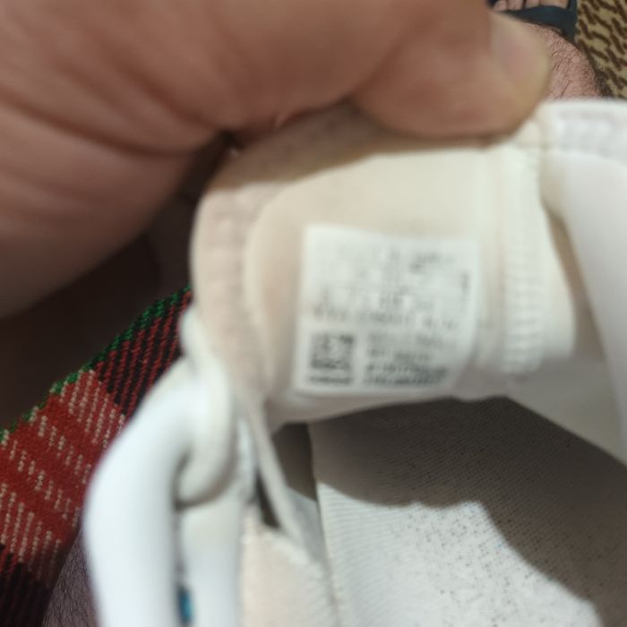 Тенис маратонки за червено.