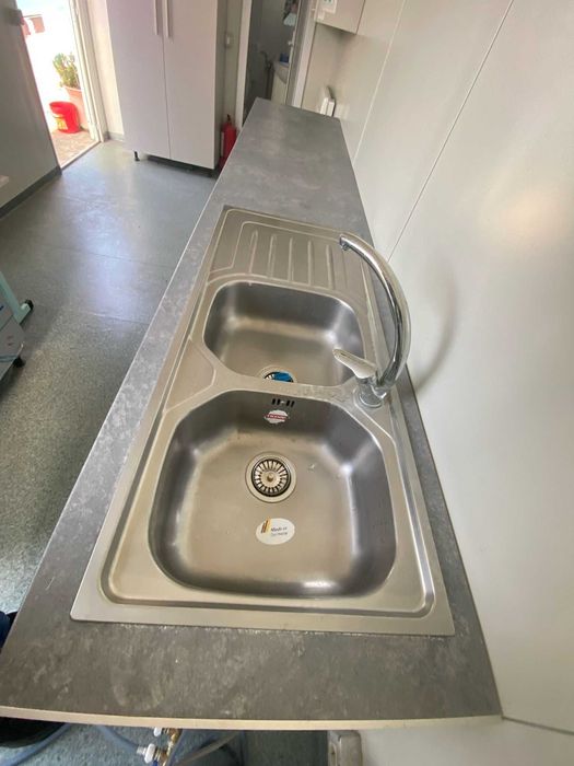 Mobilier modern de bucătărie în nuanțe de alb și gri