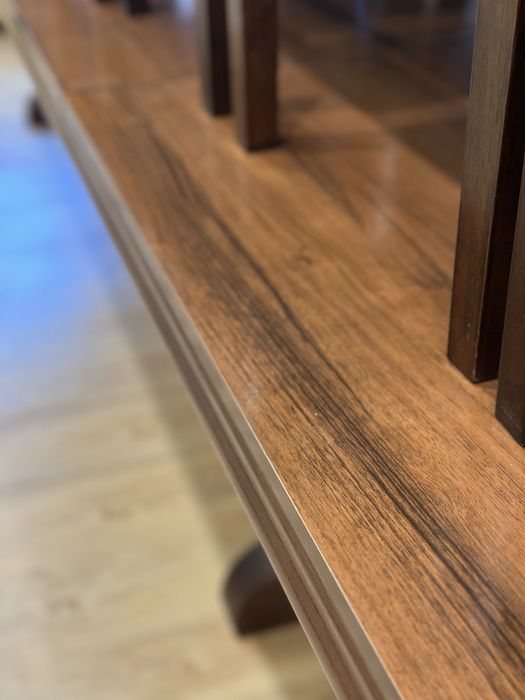 Стол гостиной