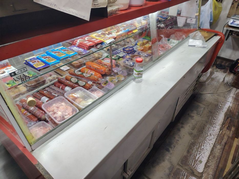 Vetrina xaladelnik sotiladi