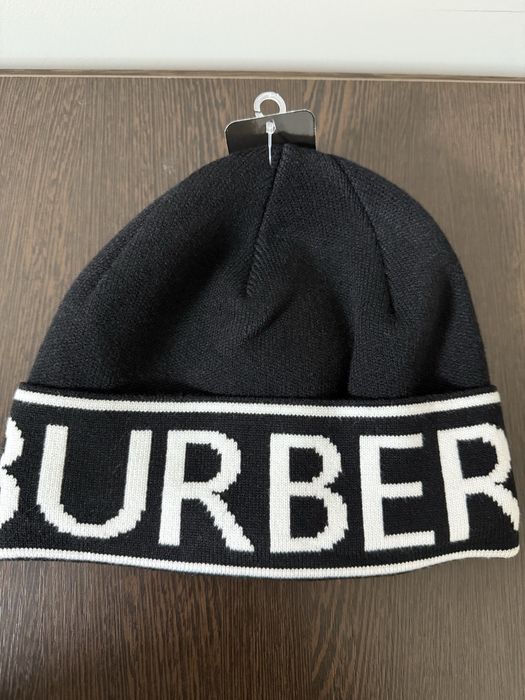 Продаются шапки «Adidas», «Burberry”