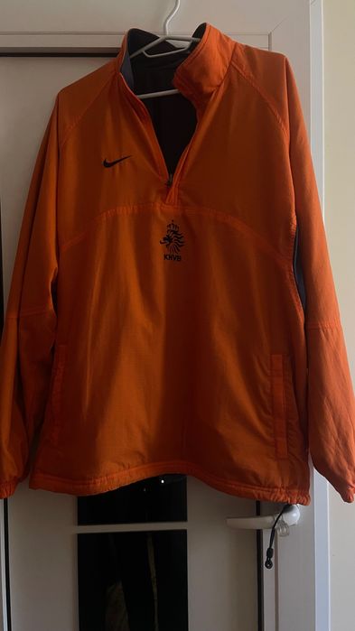 ново, оригинално спортно горнище на Nike