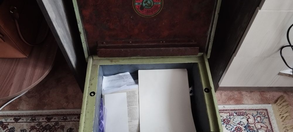 Сейф маленький размер 38на48