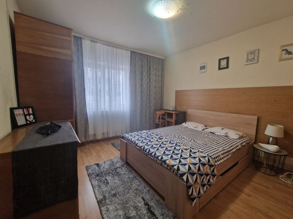 Închiriez apartament 2 CAMERE zona ULTRACENTRALA - 350 euro