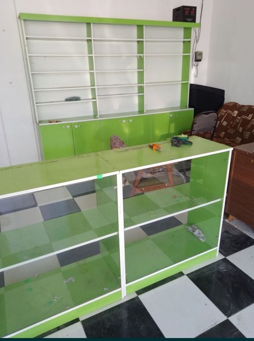 Полки и витрины очень прочные