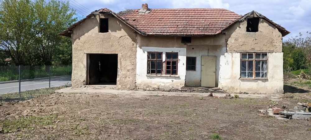 Продавам къща с двор в село Варана , община Левски .