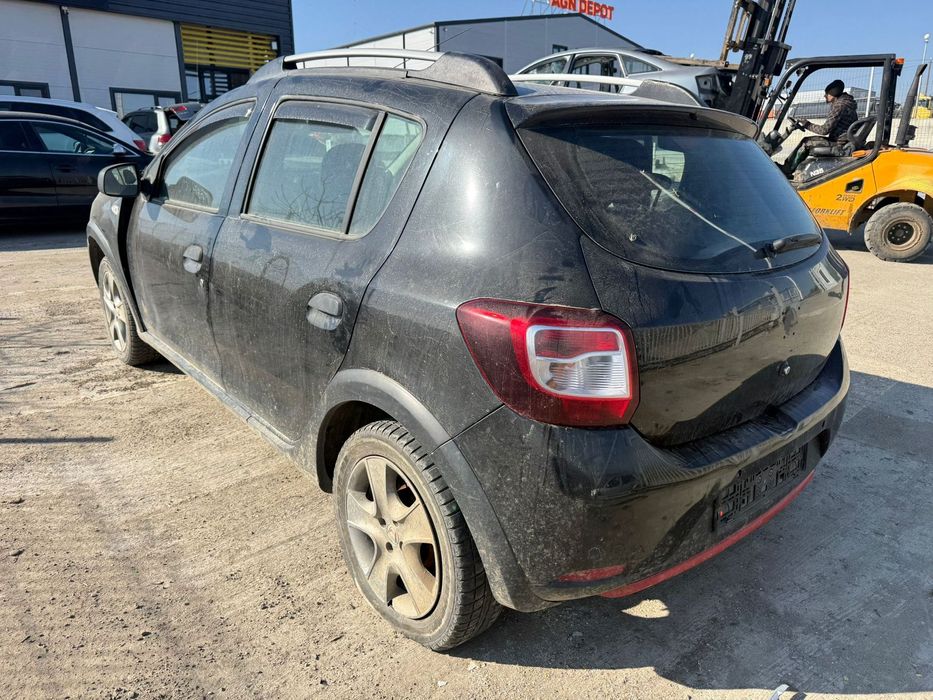 Dezmembrez / Dezmembrari / Piese / Accesorii Dacia sandero 2 stepway negru 2014 0.9 H4B400 stanga