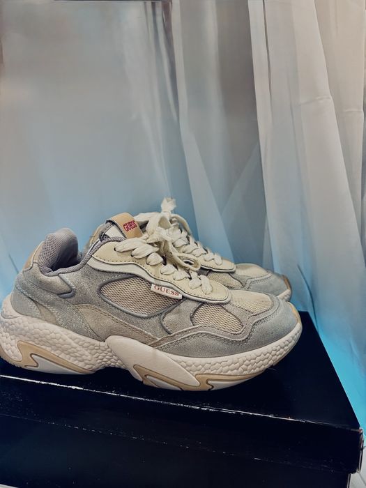 Дамски спортни обувки Guess – размер 39