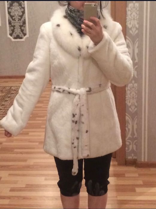 Продам белую шубу из меха бобра