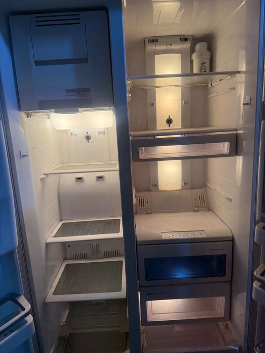 Холодильник Samsung в отличном состояний