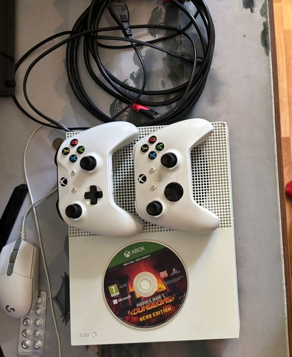 Xbox one s 1tb 2 геймпада
