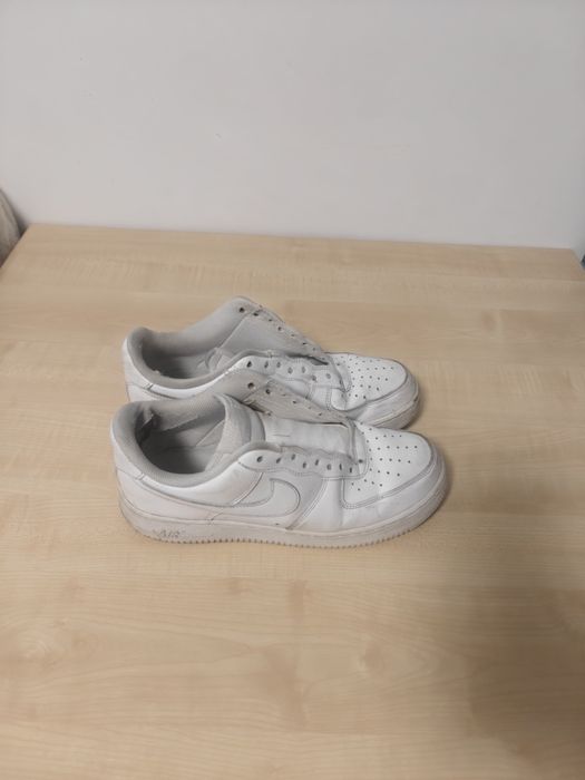 Adidasi Air Force 1 bătuți de soartă