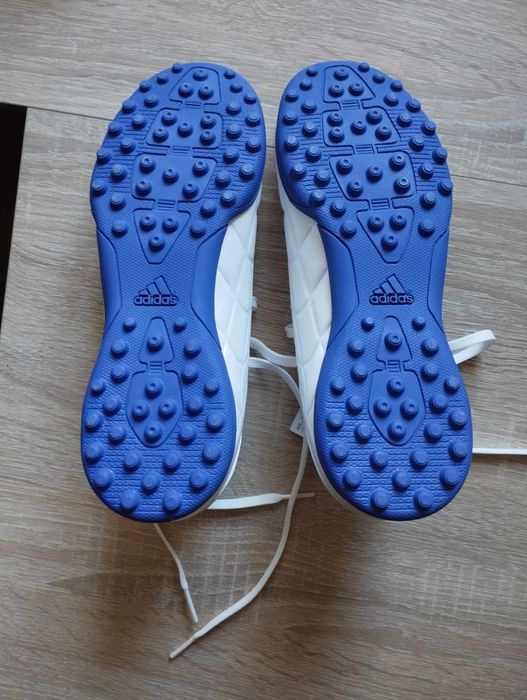 Продавам чисто нови футболни обувки adidas