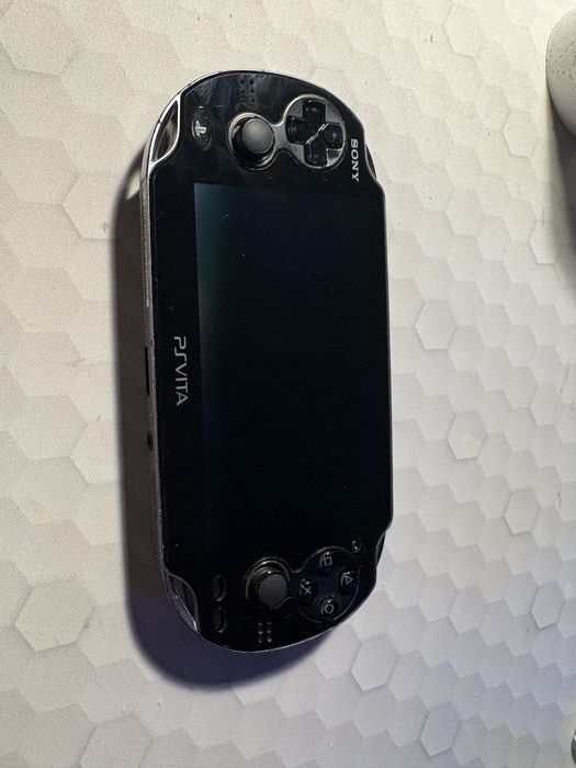 PsVita PCH1103 Wi-Fi/3G(raritate) modat 8GB stocare originala + posibilitate de marire prin intermediul atasamentului SD2Vita inclus in pret + husa