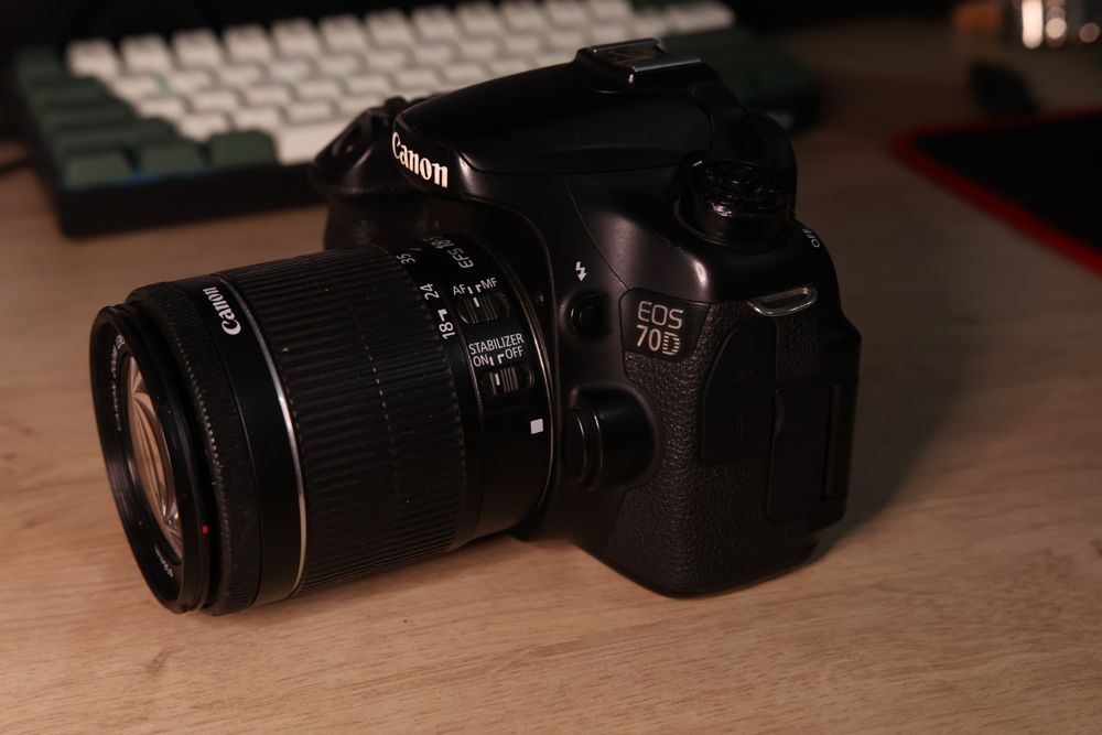 Aparat foto Canon Eos 70D cu obiectivul de kit