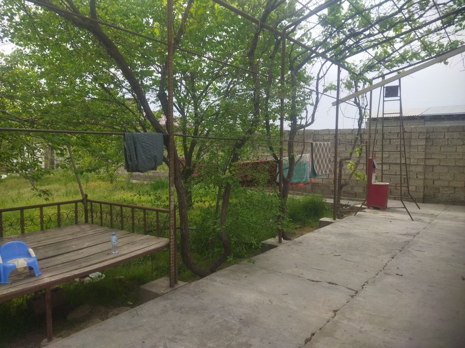 Uy sotiladi 3 sotix svet gaz hammom hamma sharoitlari bor 6 ta xona