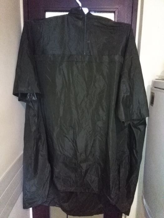 Pelerina  ,umbrela ploaie camuflaj tip  armata  impermabila și suporți