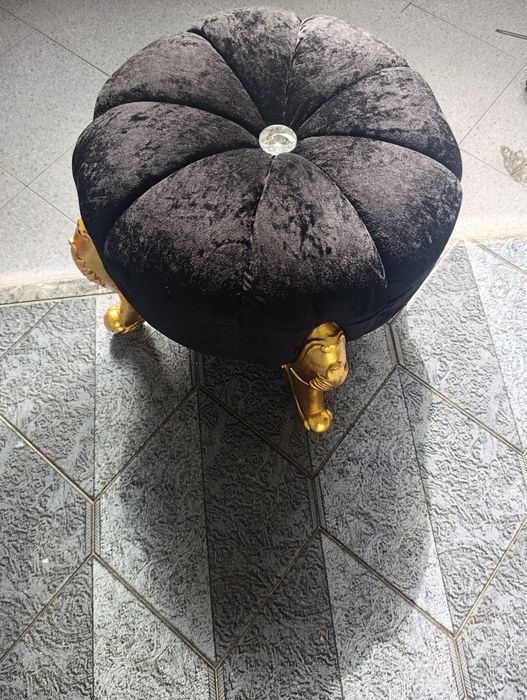 Луксозна табуретка "Барок" – черно кадифе и златисти орнаменти