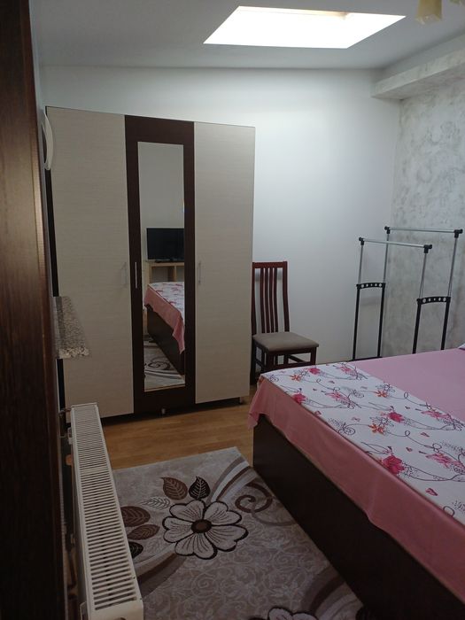 Închiriez camera pt o fata