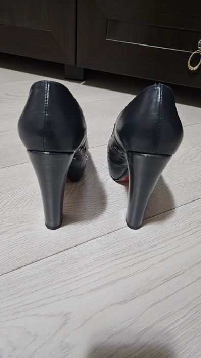 Pantofi piele decupati