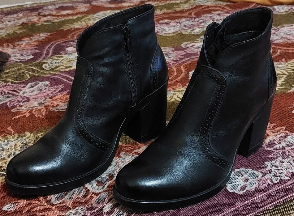 Продаются ботинки женские