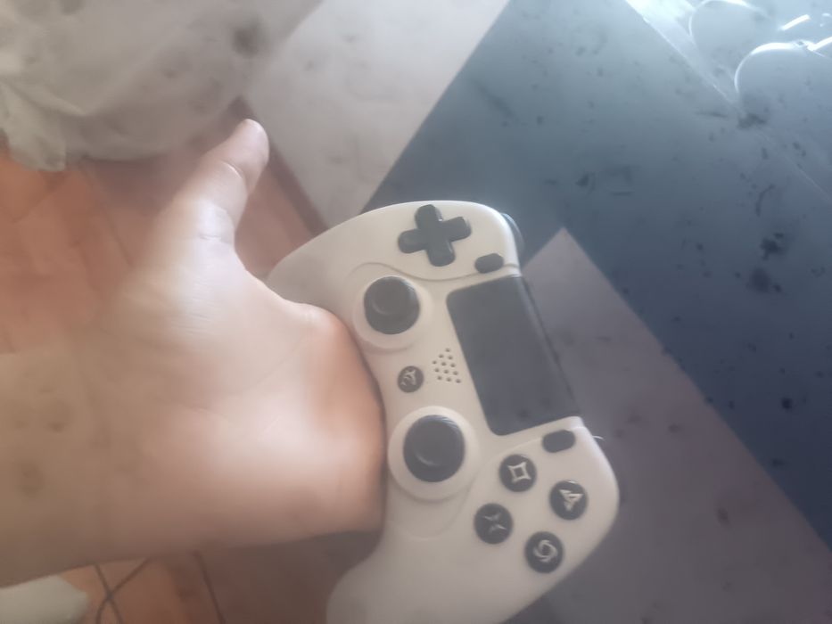 PS 4 schimb cu telefon iPhone sau Samsung ceva bun este de 1T și vine cu doua manete plus FC 25 GTA 5 și UFC 4