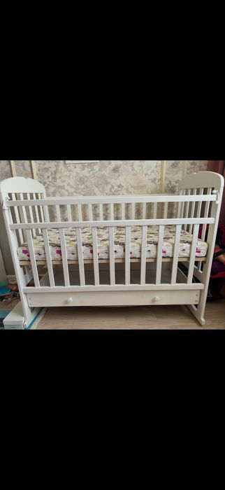 Кроватка с матрасем, постельным бельем