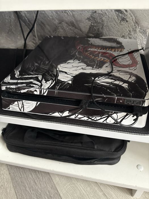 Продам PS 4 Slim  1Tb