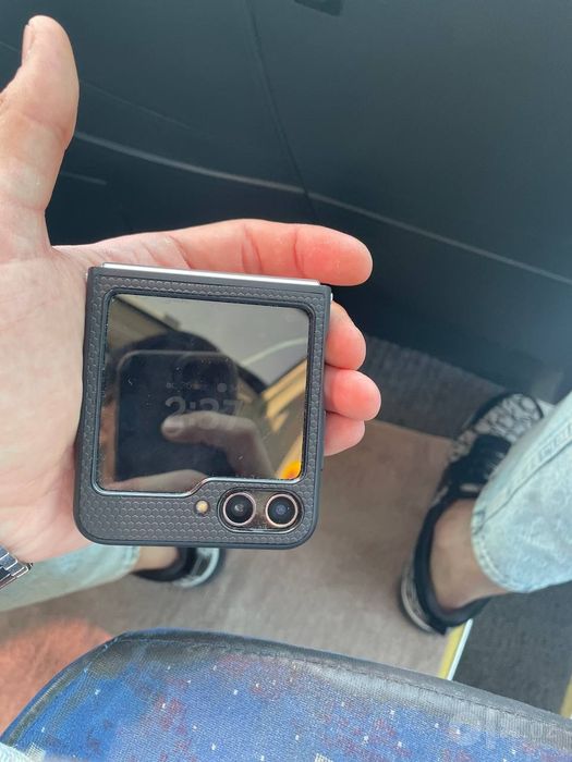 Iphone 12 va Z flip 5