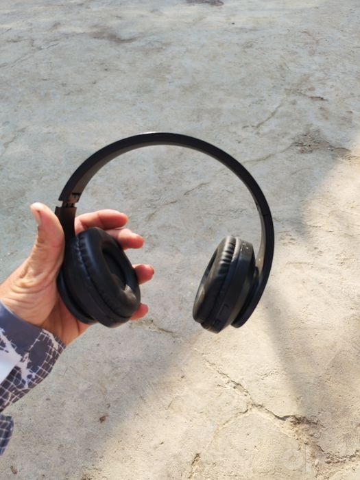 LED chiroqli simsiz Bluetooth naushnik (qora rang).