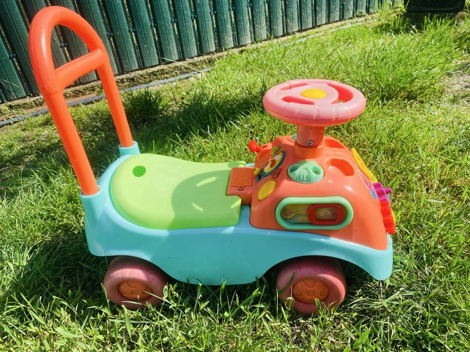 Masinuța   bebe cu mai multe funcții