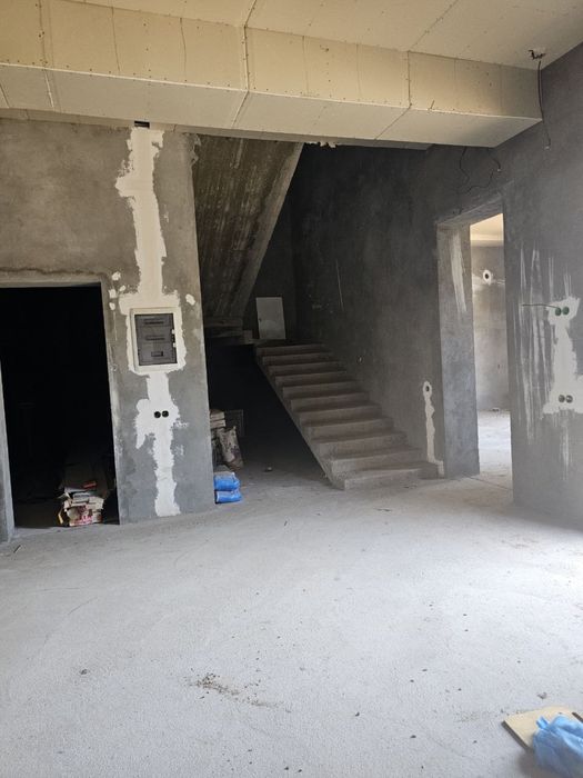 6 sotik 20*30 14 xona 2 etaj mansarda xam bor