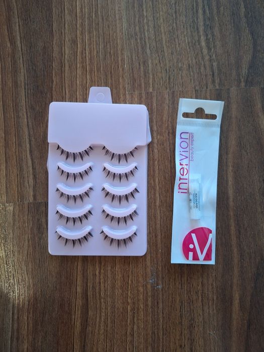 Нови мигли, с лепило.